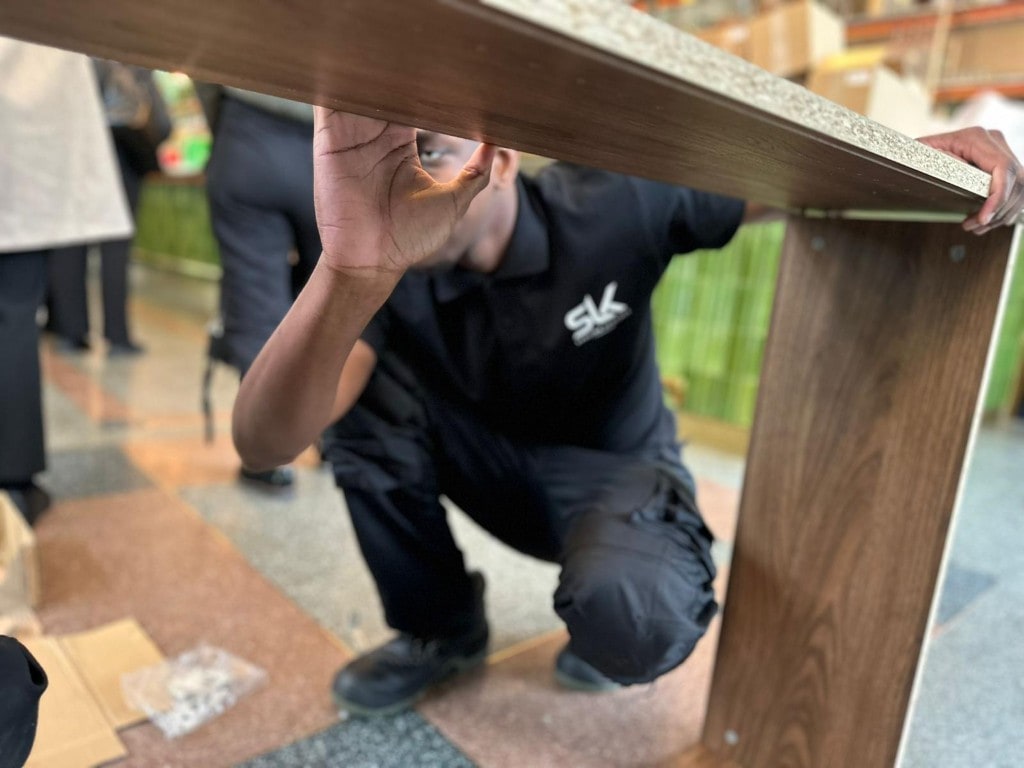 Contrôle et réglage lors du montage d’un meuble en kit