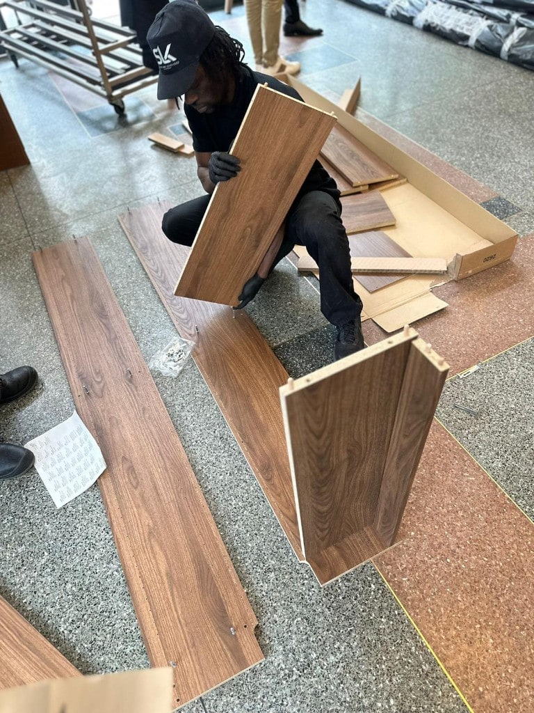 Montage sur site — pièces, notice et assemblage au sol dans un lieu professionnel