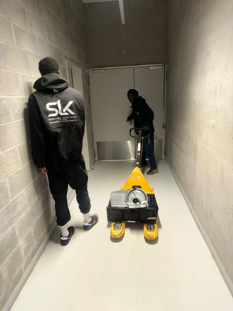 Équipe Senlink — acheminement d’équipement dans un couloir technique