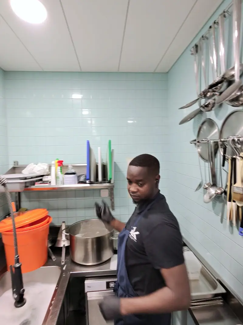 Plongeur SENLINK ganté dans une cuisine professionnelle