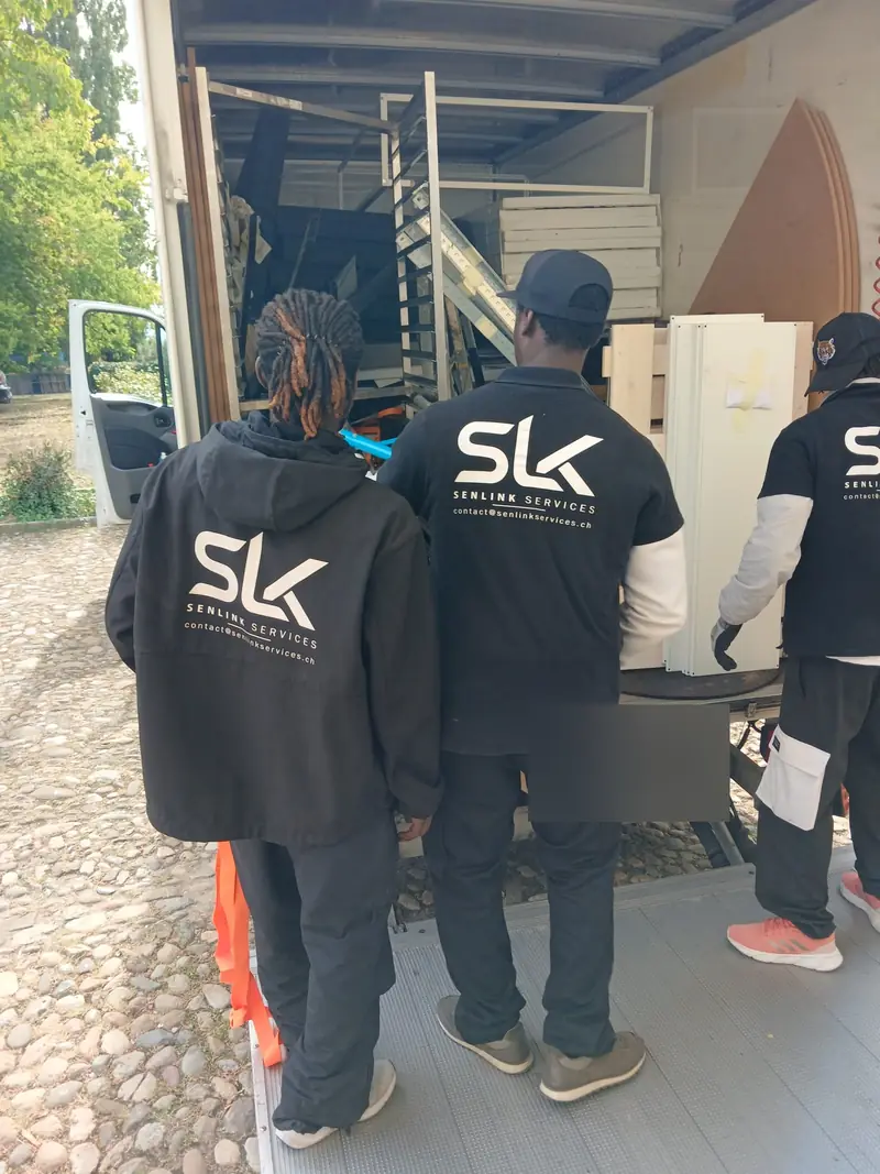 Équipe SENLINK à l'arrière d'un camion ouvert, prête à charger