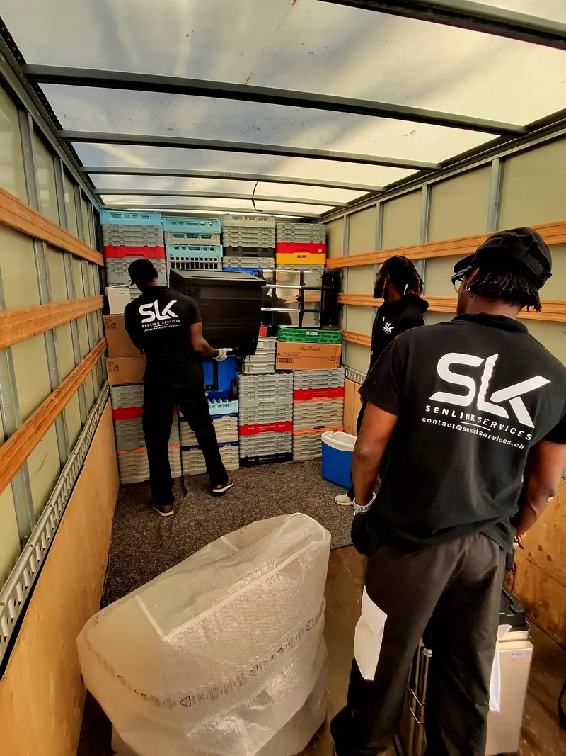 Intérieur d'un camion chargé et arrimé par l'équipe SENLINK